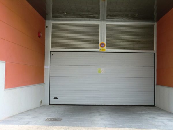 Puerta seccional residencial RAL 9006