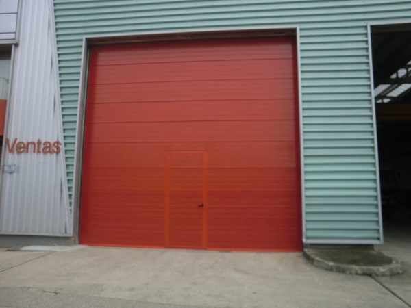 Puerta seccional industrial RAL 3000