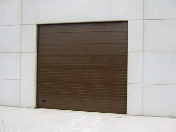 Puerta seccional industrial RAL 8014