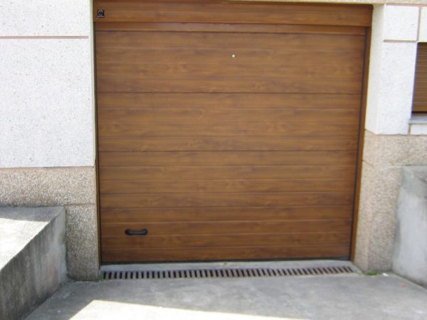 Puerta seccional residencial imitación madera clara