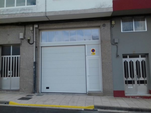 Puerta seccional residencial RAL 9016