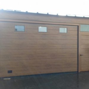 Puerta seccional residencial imitación madera clara 9016