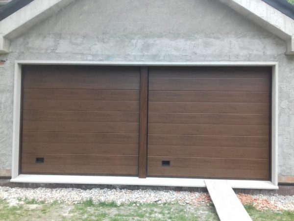 Puerta seccional residencial imitación madera oscura