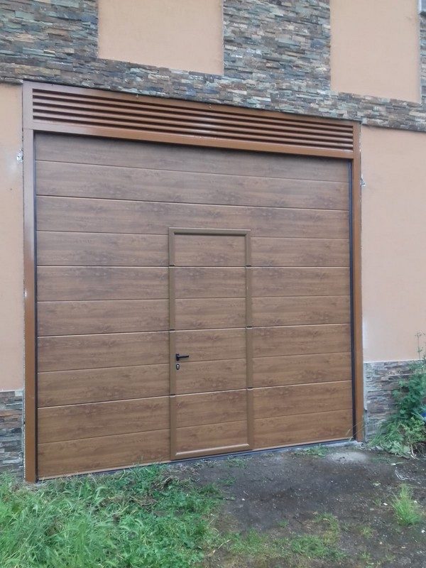 Puerta seccional residencial imitación madera clara