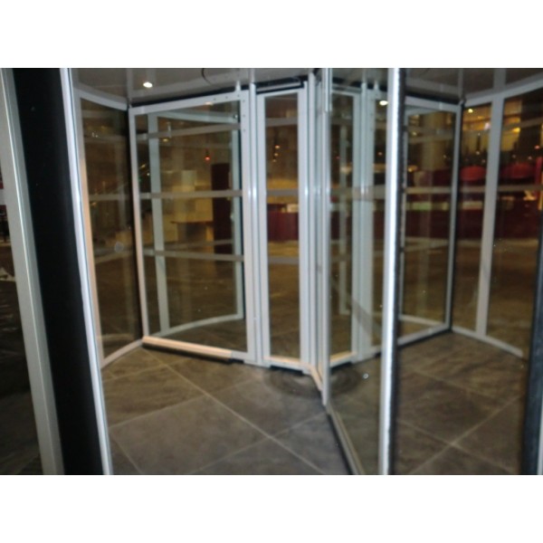 Interior puerta cristal giratoria tres aspas