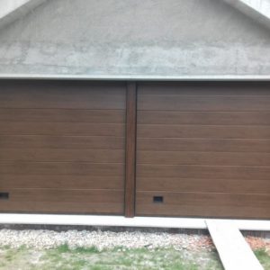 Puerta seccional residencial imitación madera oscura